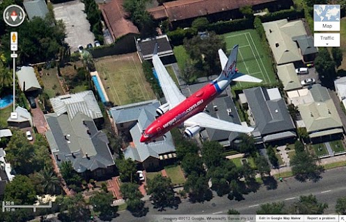 Google Maps captura con satlite un avin sobrevolando Adelaida